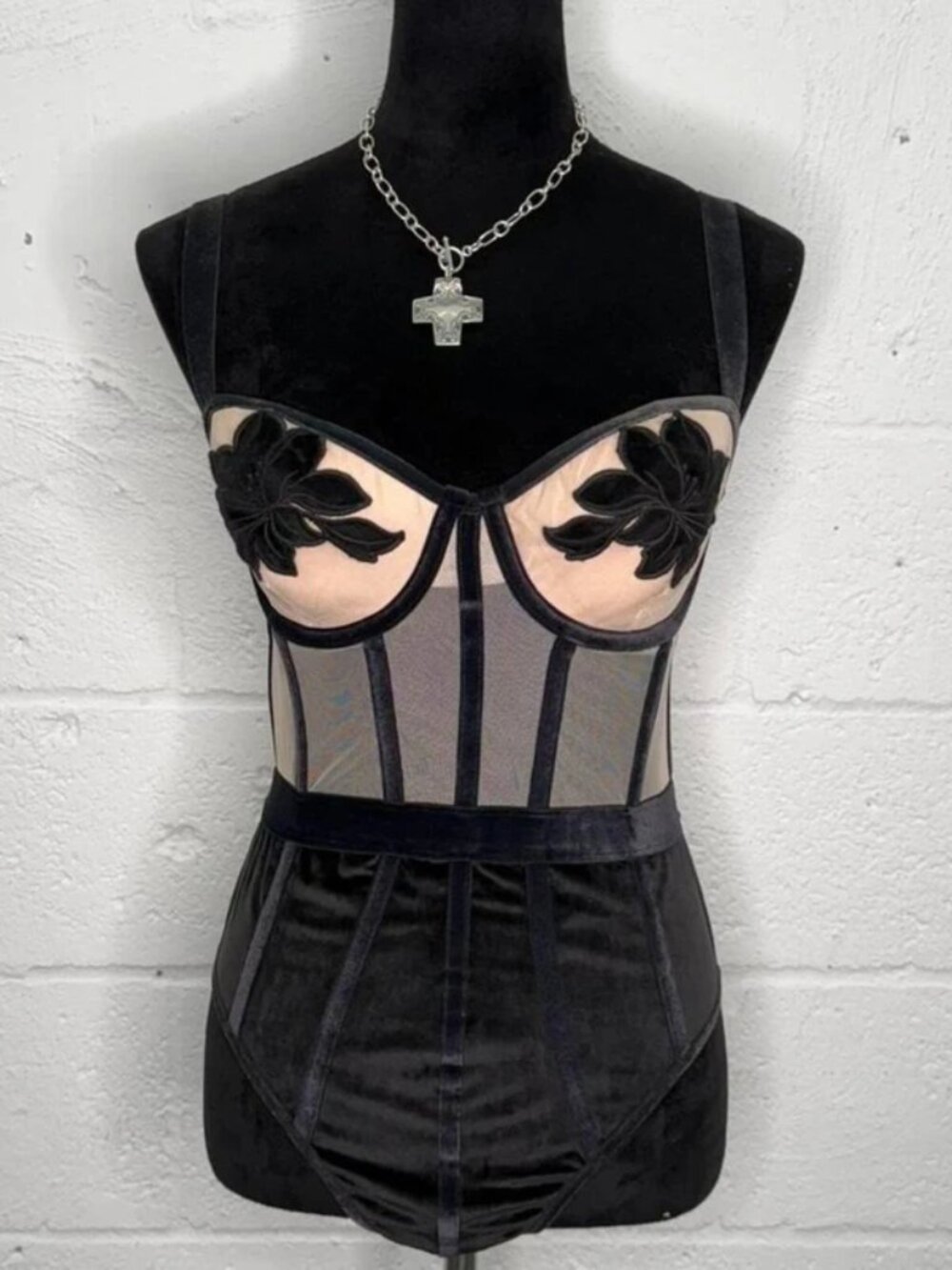Victoria's Secret (NWT $78) Body Suite Corset velvet appliqué teddy. Size 36C